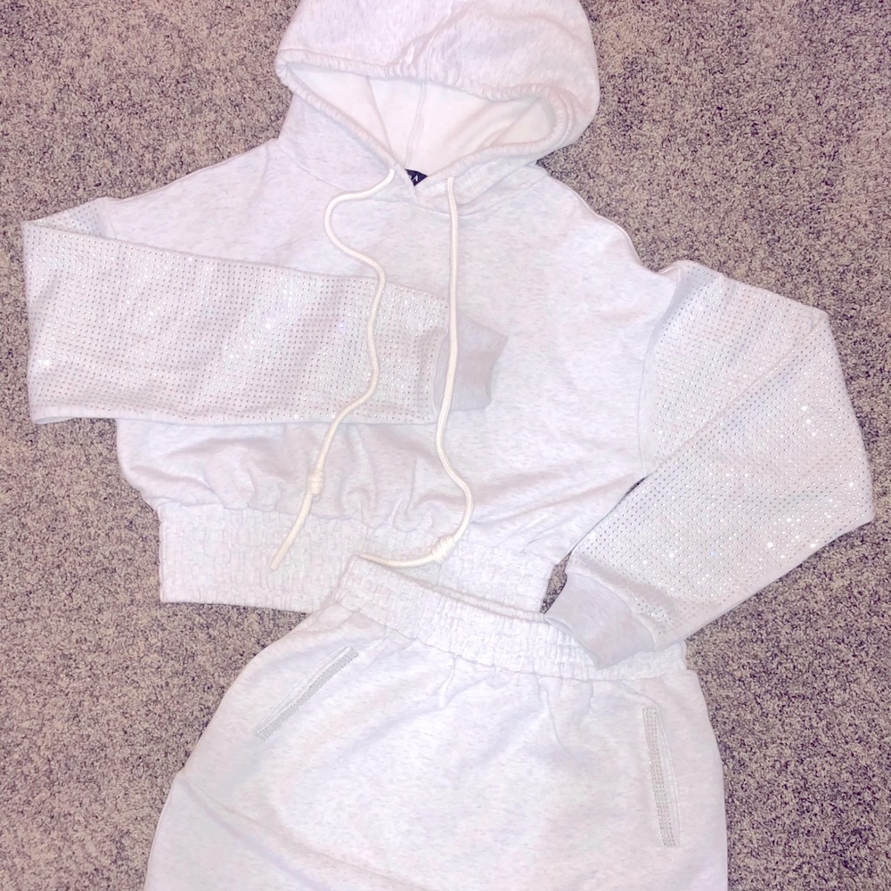 Akira Crop Top Sweatshirt w/ Sweat-skirt Bottoms